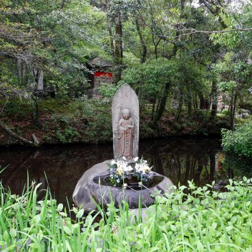Chikurin-ji (Kochi), Statue bouddhique sur un étang
