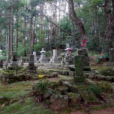 Chikurin-ji (Kochi), Cimetière dans l'enceinte du temple