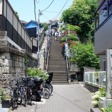 Hakusan-jinja (Tokyo), escalier à l'entrée du sanctuaire