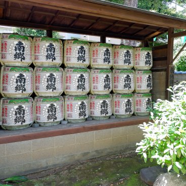 Hakusan-jinja (Tokyo), barils de saké en offrandes au sanctuaire