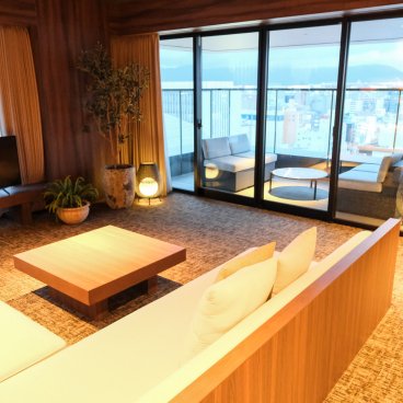 The Royal Park Canvas Fukuoka Nakasu (Kyushu), salon et balcon de la Balcony Suite Twin/King
