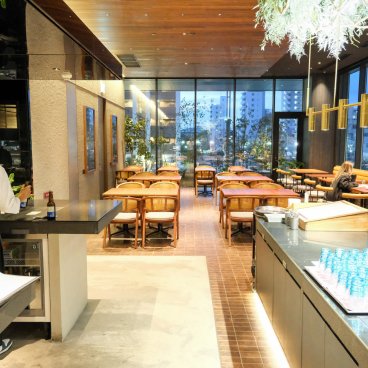 The Royal Park Canvas Fukuoka Nakasu (Kyushu), cuisine et salle du restaurant Ono Hakata -Octo Natura Kyusyu-