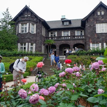Kyu Furukawa Teien (Tokyo), vue sur le jardin de roses en fleurs devant l'ancienne résidence Furukawa 2