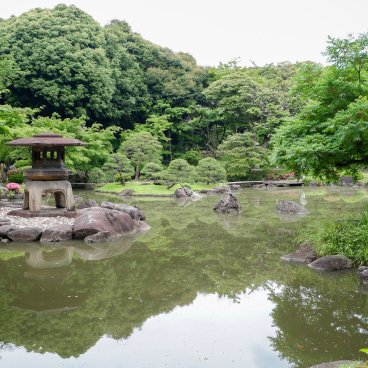 Kyu Furukawa Teien (Tokyo), vue sur le plan d'eau Shinji-ike et la lanterne Yukimi