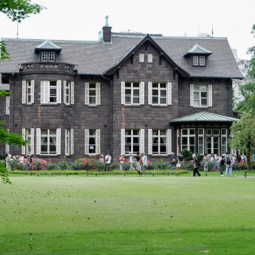 Kyu Furukawa Teien (Tokyo), vue sur l'ancienne résidence de la famille Furukawa et musée d'art Otani