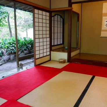 Kyu Furukawa Teien (Tokyo), vue au sein du pavillon de thé du jardin japonais