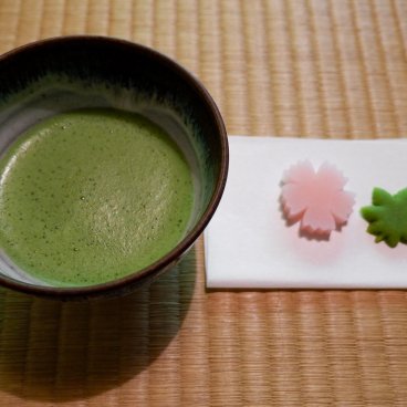 Kyu Furukawa Teien (Tokyo), dégustation de matcha au sein du pavillon de thé du jardin japonais