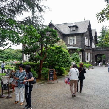 Kyu Furukawa Teien (Tokyo), vue sur l'entrée du site en période de floraison des roses au printemps