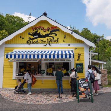Ghibli Park (Nagoya), stand de hot dog "Hot Tin Roof" dans la Vallée des Sorcières
