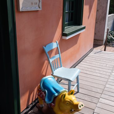 Ghibli Park (Nagoya), détail de décor devant la boutique d'antiquités World Emporium dans La Colline de la Jeunesse