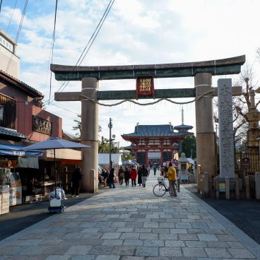 Marché aux antiquités de Shitenno-ji (Osaka), porte Ishinotorii et entrée du temple
