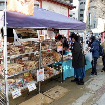 Marché aux antiquités de Shitenno-ji (Osaka), stand de nourriture à emporter