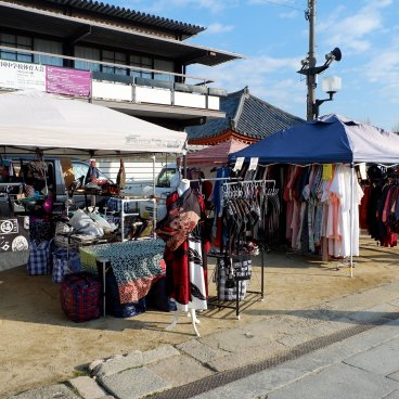 Marché aux antiquités de Shitenno-ji (Osaka), stand de vêtements traditionnels