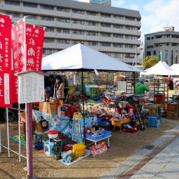 Marché aux antiquités de Shitenno-ji (Osaka), stand de jouets et objets de seconde main