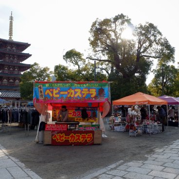 Marché aux antiquités de Shitenno-ji (Osaka), stands et vue sur la pagode du temple