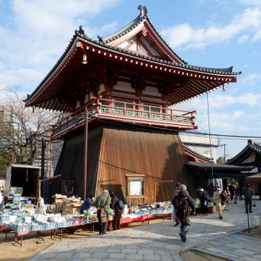 Marché aux antiquités de Shitenno-ji (Osaka), stand au pied de la Tour de la Cloche Nord Kitaganedo