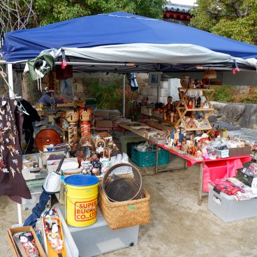 Marché aux antiquités de Shitenno-ji (Osaka), stand de souvenirs et objets de seconde main