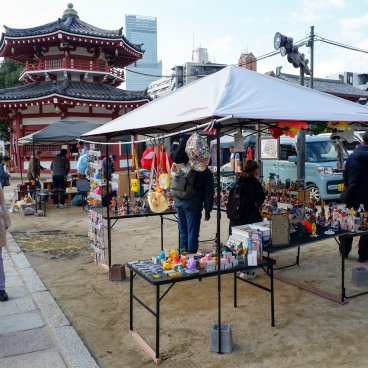 Marché aux antiquités de Shitenno-ji (Osaka), stand de souvenirs et objets de seconde main 2