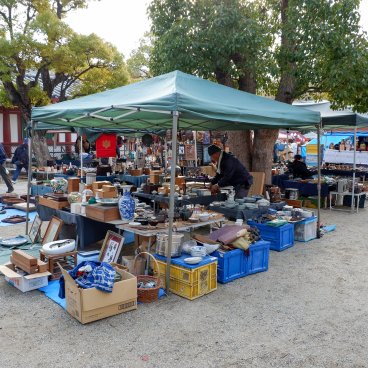 Marché aux antiquités de Shitenno-ji (Osaka), stand de céramiques et vaisselle japonaise