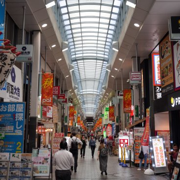 Koenji Hikawa-jinja (Tokyo), allée commerciale couverte Shotengai entre la gare et le sanctuaire