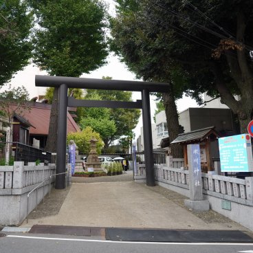 Koenji Hikawa-jinja (Tokyo), entrée du sanctuaire avec l'écran LED pour la météo