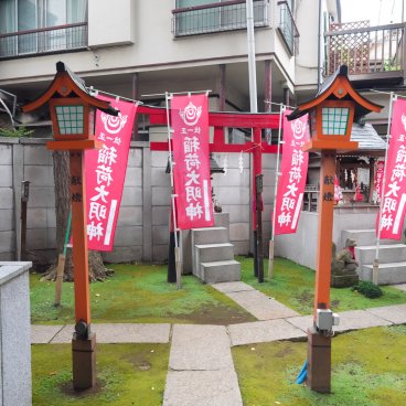 Koenji Hikawa-jinja (Tokyo), autel dédié à Inari
