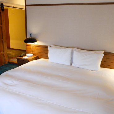 Hôtel Marufukuro (Kyoto), Literie occidentale d'une chambre standard dans les anciens bâtiments