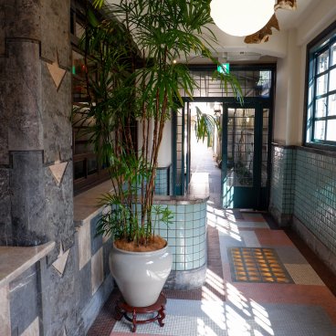 Hôtel Marufukuro (Kyoto), Hall d'accès à l'accueil de l'hôtel