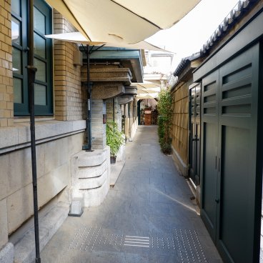 Hôtel Marufukuro (Kyoto), Vue sur l'allée qui dessert les 4 bâtiments de l'hôtel