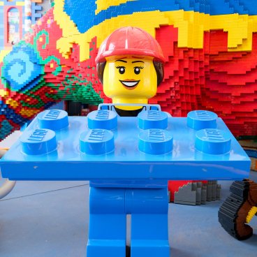 Legoland Japan (Nagoya), Personnages LEGO animant le décor du parc