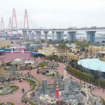 Legoland Japan (Nagoya), Vue d'ensemble du parc et de la zone industrielle depuis la Tour d’Observation