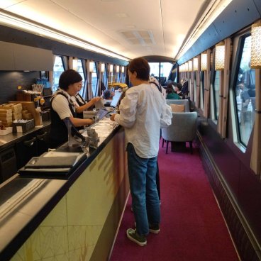 Train régional entre Asakusa et Nikko, Tobu Limited Express Spacia X, voiture bar