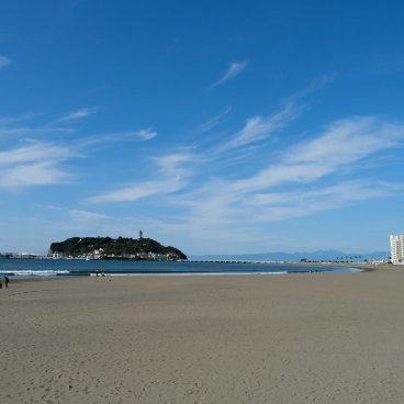 Kamakura (Kanagawa), vue de la plage sur l'île d'Enoshima