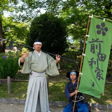 Château de Nagoya, comédiens en samouraï à l'accueil des visiteurs