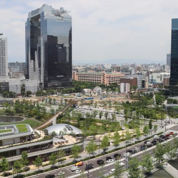 Grand Green Osaka (Umeda), vue générale sur le complexe urbain et Umeda Sky Building en toile de fond