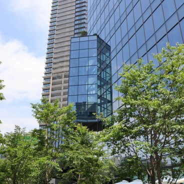 Grand Green Osaka (Umeda), verdure, terrasses et façades vitrées des grattes-ciels du complexe