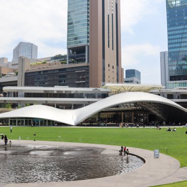 Grand Green Osaka (Umeda), vue sur le plan d'eau et l'auvent du parc Umekita en été