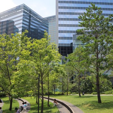 Grand Green Osaka (Umeda), vue sur les pelouses en arc de cercle du parc Umekita partie sud 2