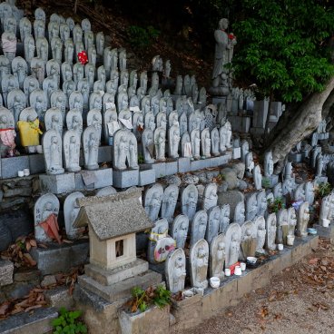 Ishite-ji (Matsuyama, Shikoku), Statues de Jizo à l'entrée du temple