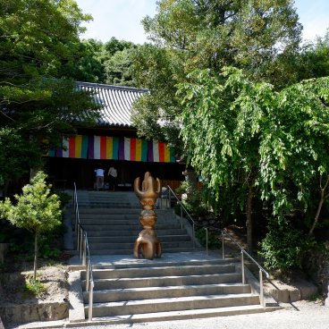 Ishite-ji (Matsuyama, Shikoku), Pavillon et symbole bouddhiste