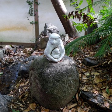 Ishite-ji (Matsuyama, Shikoku), Statuettes de singes en céramique