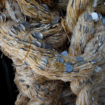 Ishite-ji (Matsuyama, Shikoku), Pièces de 1 yen accrochées à une sandale de paille géante