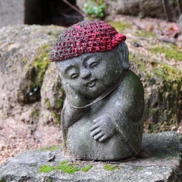 Mont Misen (Miyajima), Statuette du boddhisattva Jizo coiffée d'un bonnet rouge