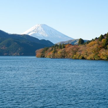 Hakone (Kanagawa), vue sur le Mont Fuji enneigé depuis le lac Ashi à l'automne