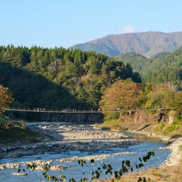 Shirakawago (Gifu), pont suspendu Deai-bashi au-dessus de la rivière Shokawa à l'entrée du village
