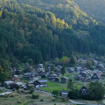 Shirakawago (Gifu), vue sur le village rural et traditionnel à toits de chaume Ogimachi