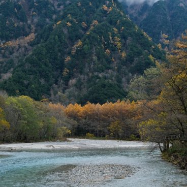 Kamikochi (Nagano), randonnée au bord de la rivière Azusa-gawa entourée par les montagnes
