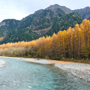 Kamikochi (Nagano), randonnée au bord de la rivière Azusa-gawa à l'automne