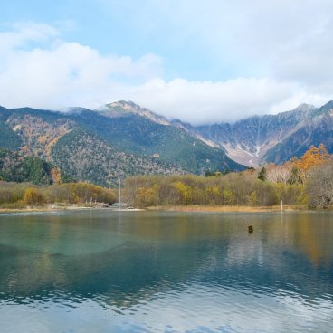 Kamikochi (Nagano), panorama sur la rivière Azusa-gawa entourée par les montagnes à l'automne