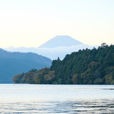 Hakone (Kanagawa), vue sur le Mont Fuji sans neige depuis le lac Ashi à l'automne